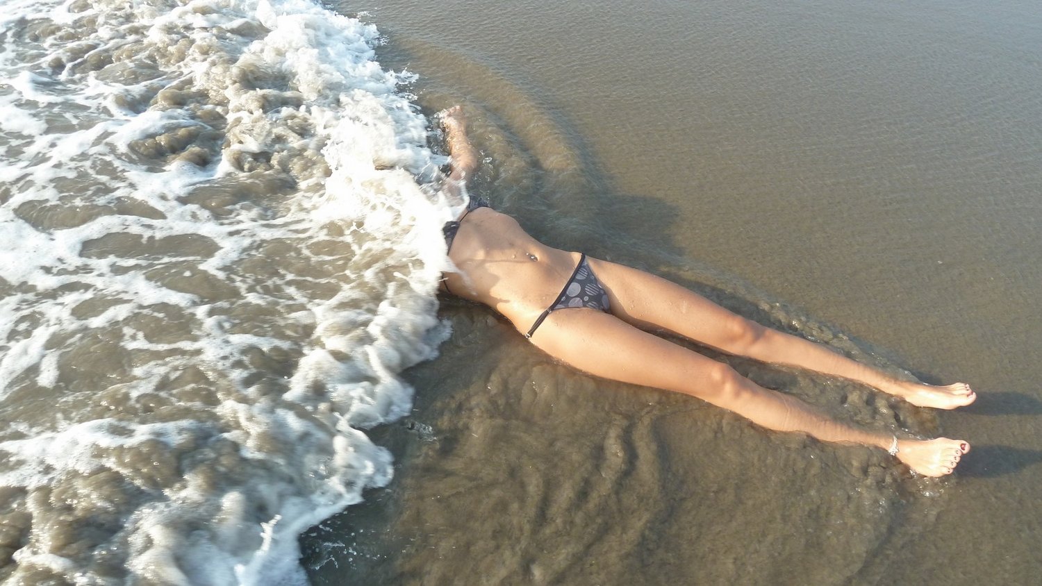 Худенькое тело супруги на пляже 28 фото эротики